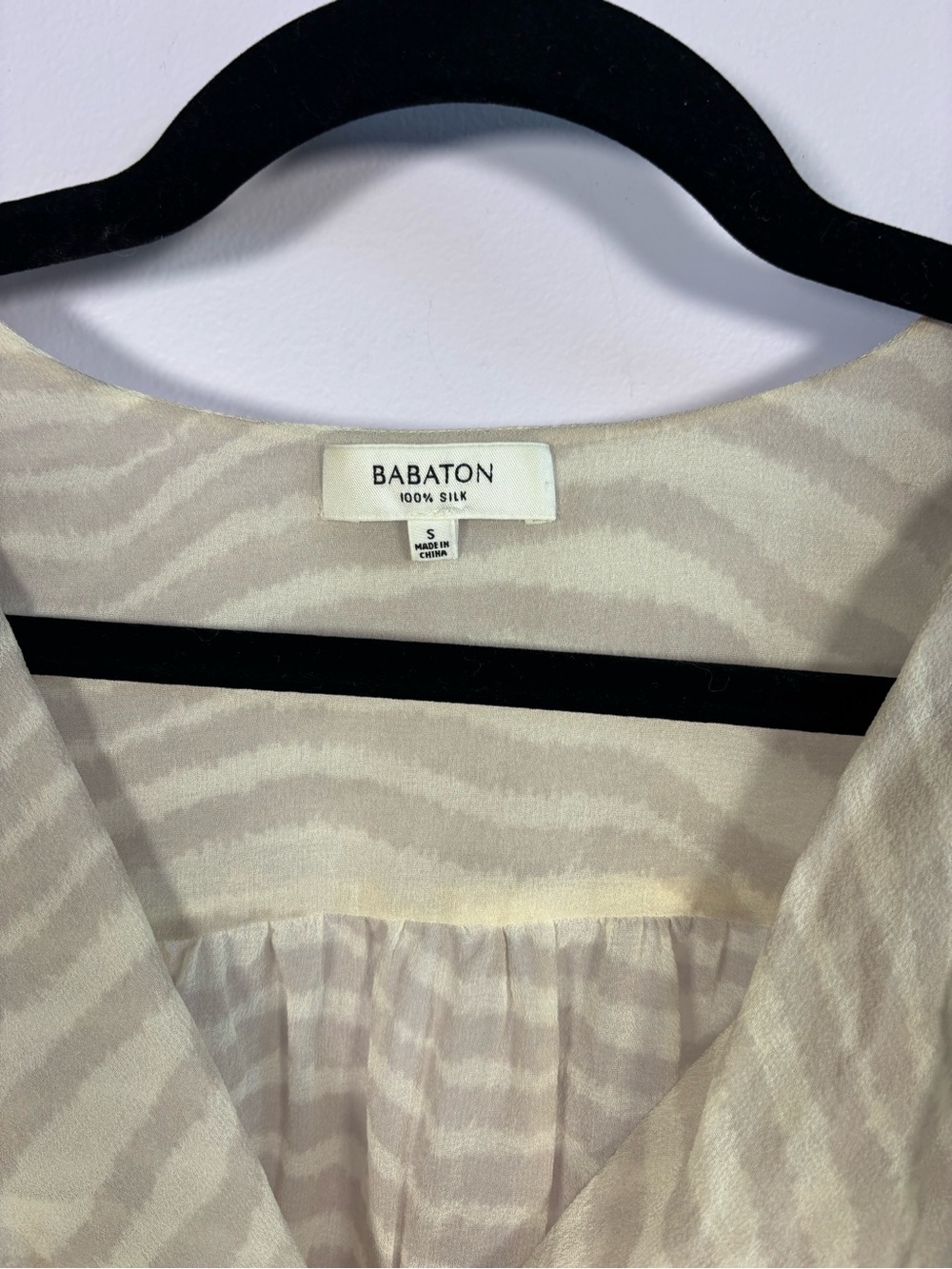 Babaton Aritzia Beige and Cream Zebra-Print Silk Chic V-Neck Blouse Size Small - Picture 2 of 10